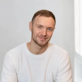 Фотопортрет Олега Бетехтіна, автора проєкту «Нейролюшінарі»